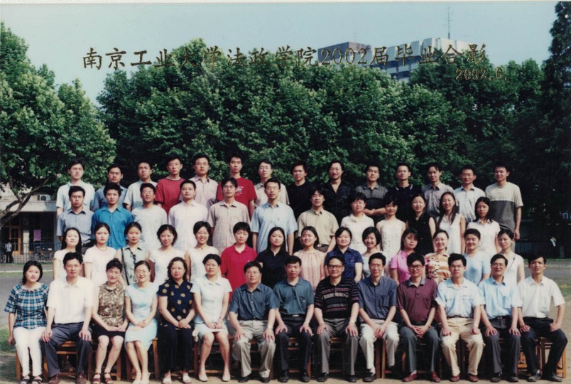 法伟德源自英国始于19462002届毕业生合影.jpg